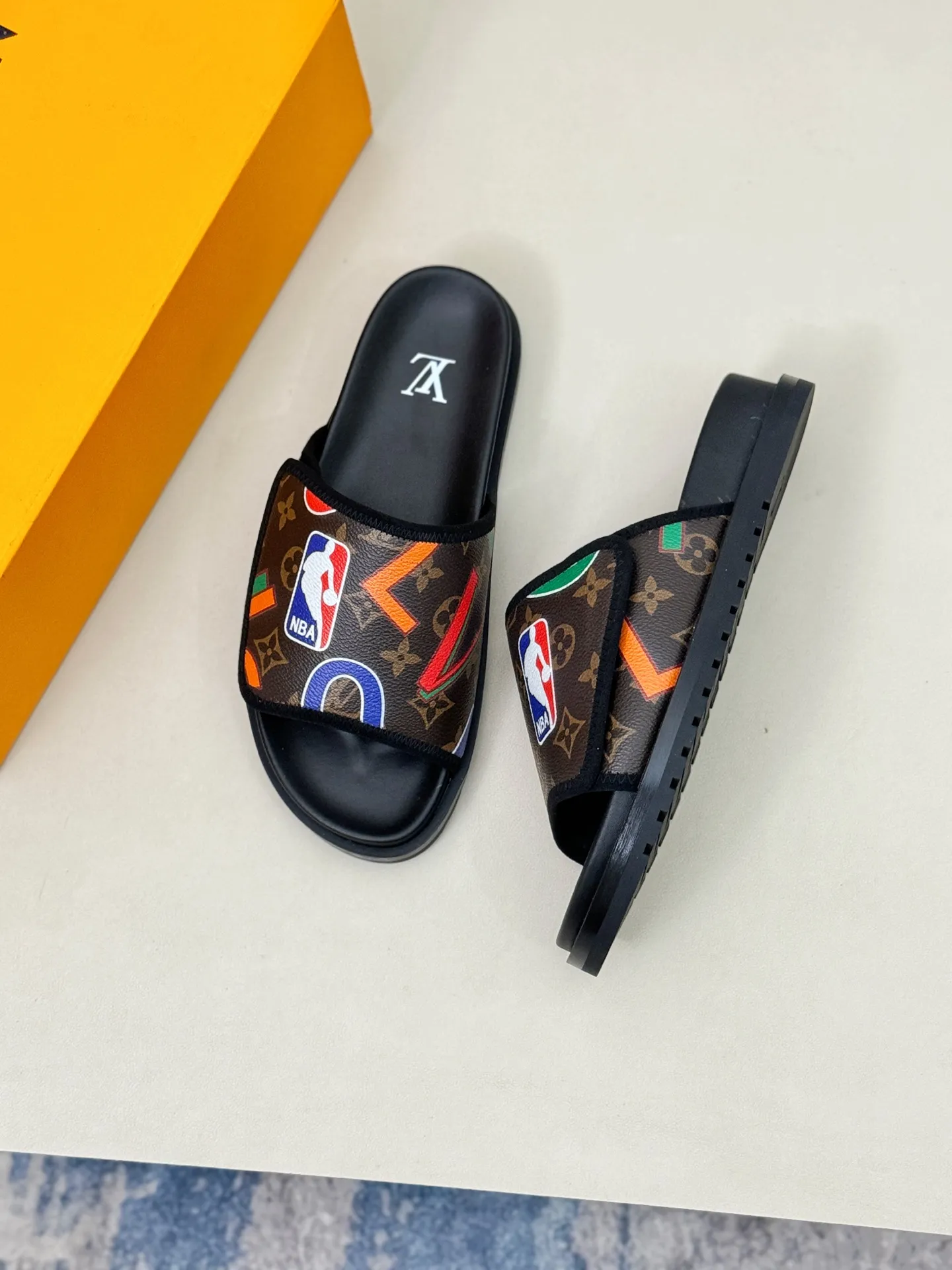 [L Home] P: 340💰Size: 38-45 Top purchasing agent lv men's summer slippers, classic presbyopia with Velcro, soft real leather lining, unique color splicing effect, distinctive personality, fashionable and trendy essential style, light and comfortable. Lightweight and tough rubber insole, micro ridged foam outsole, super comfortable!